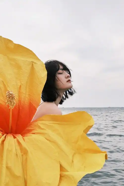 眺海听风文淇身着碎花连衣裙俏丽又清新