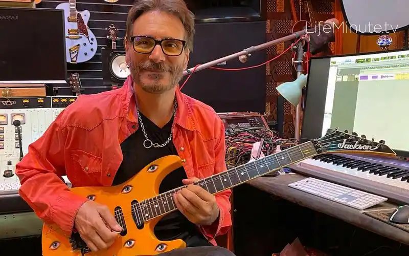 steve vai 谈新专辑 inviolate,巡演,和九头蛇吉他(中英字)