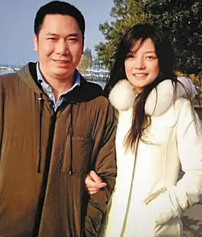 赵薇和老公黄有龙网易娱乐10月22日报道 今日,中国青年报发布消息称