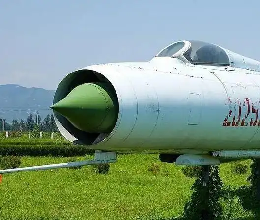 歼八奇葩设计机头进气如一女双夫两台发动机常抢气致空中熄火