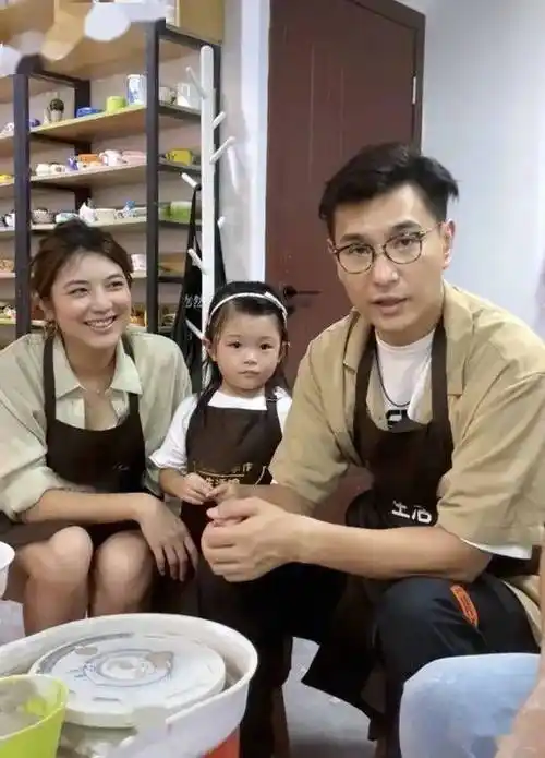 陈展鹏带小猪比整陶瓷 竟变同老婆放闪晒恩爱_阿女_单文柔_家人