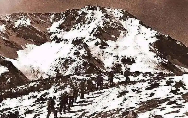 红军翻越夹金山(图片来自网络)