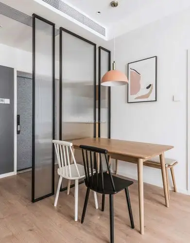 成都旧房改造餐厅玻璃隔断装修图片