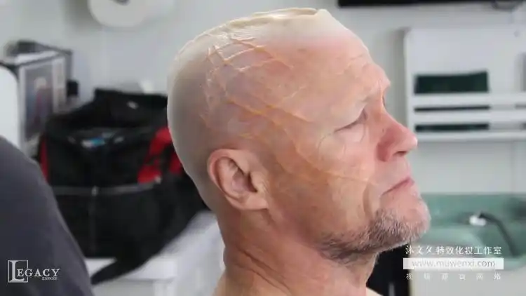 油彩,使颜色更加均匀更加牢固给指甲染上黑色用定位膜勾画头部青筋