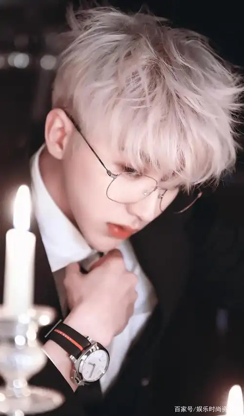 蔡徐坤的银发也太帅了!漫画中走出来的男神!太绝了!