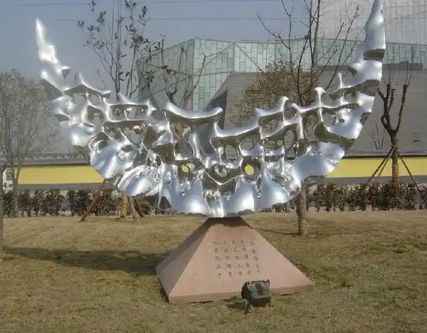 它是一种使用不锈钢材料制作的艺术品,具有光亮的表面和独特的造型.