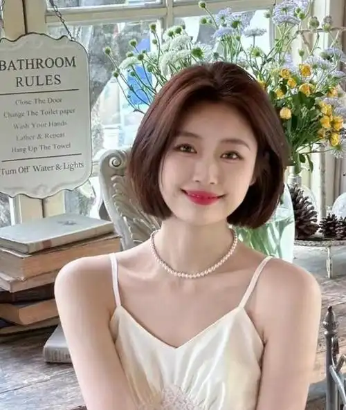 三四十岁的女人,别再留黑长直了!今年"酒窝发"红了,洋气减龄