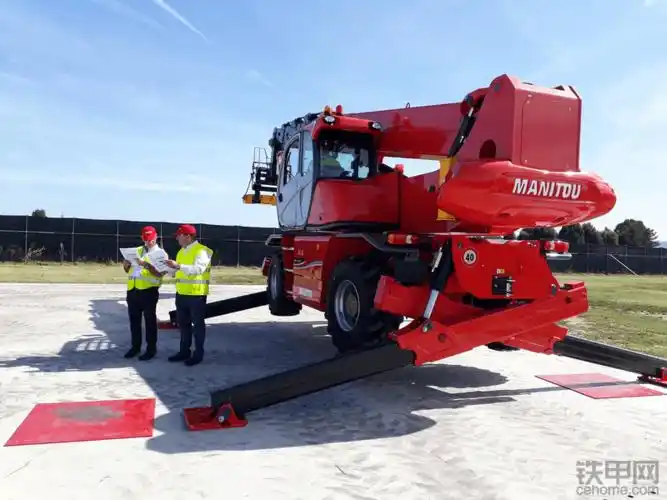 多功能的旋转型伸缩臂叉装车