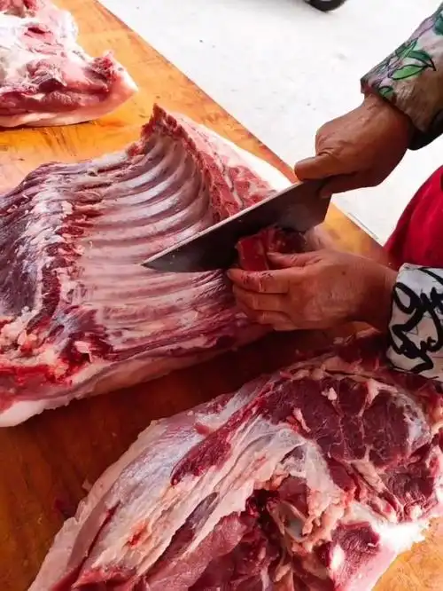 农家熟食喂养土黑猪肉,现场分割,一刀剁7斤,买6斤送1斤#农村土黑猪肉