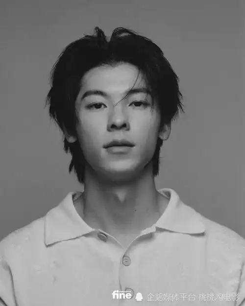 男星许光汉《时尚先生fine》开年大片,疏离感少年气质清新淡然_腾讯