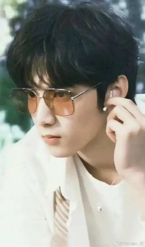 帅气耀文#🐺#刘耀文#戴眼镜🤓的耀文真帅@时代少年团