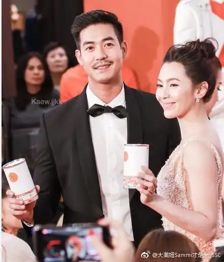 泰当红女星bella与男友狂撒狗粮!男友被封"炫女友狂魔"!