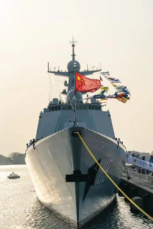 人民海军成立75周年舰艇开放活动 感受中国海军的硬核安全感