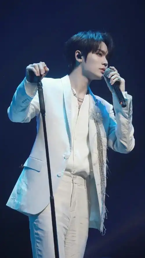 内娱顶级西装杀#林彦俊不同西装造型get举手投足间优雅贵公子!