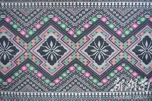 侗锦编织七彩梦