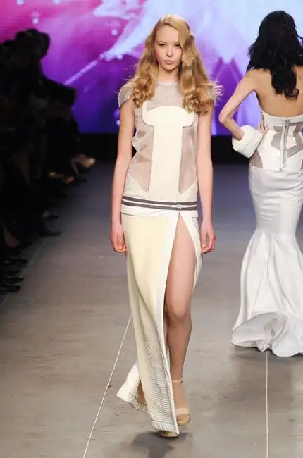 超模时装走秀,模特薄纱走秀,身材让人羡慕不已