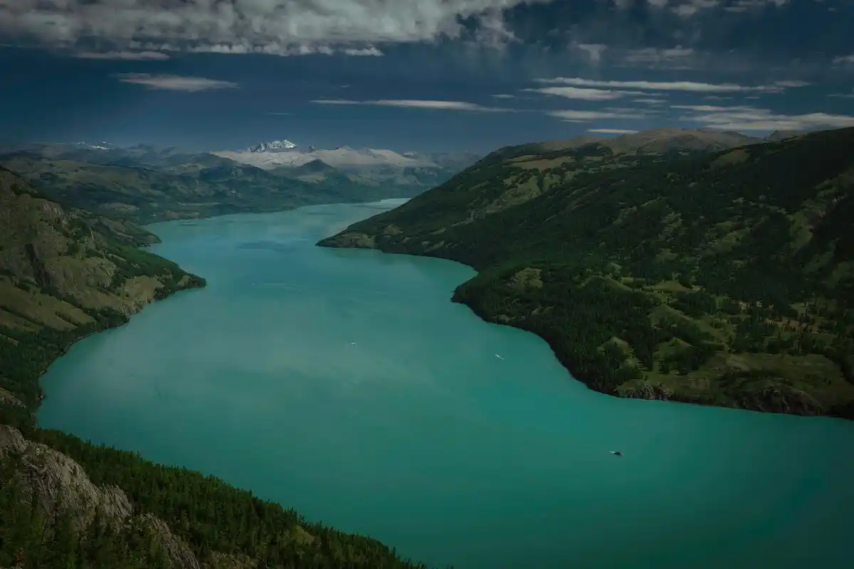 俯瞰夏日的喀纳斯湖爬山观鱼台,以寻找怪鱼的眼光看风景,蓝天 - 抖音