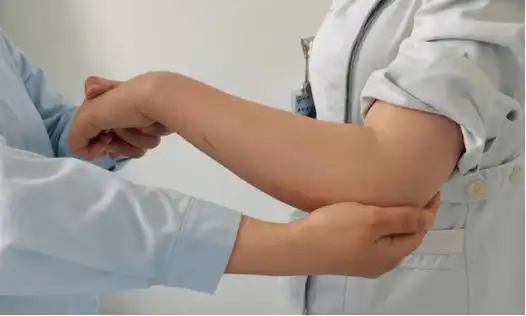 伸肌抗阻力试验阳性图2 mills试验前臂稍弯曲,手半握拳,腕关节尽量