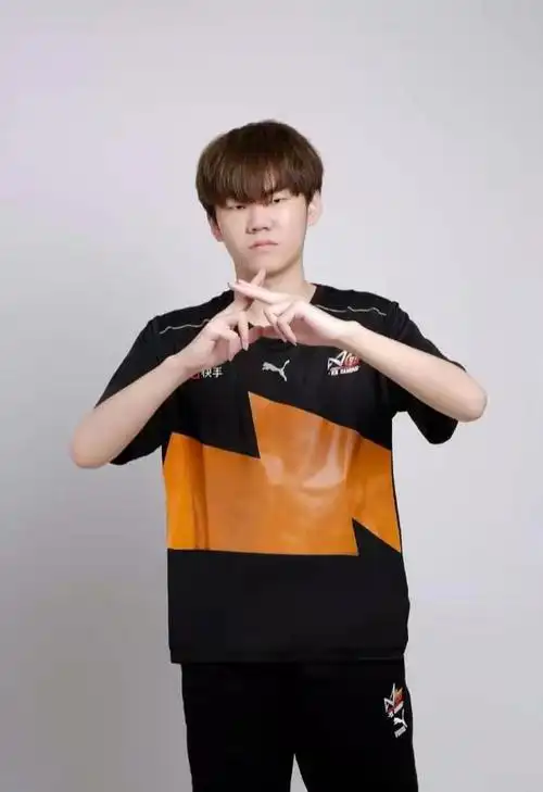 路西法在kpl圈名气也是比较大的,个人技术不错,而且性格很友善,是队伍