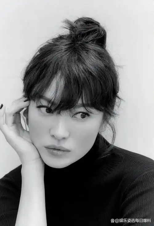 【宋慧乔发型2023】宋慧乔日前以一身玫瑰金色通花吊带长裙造型出席