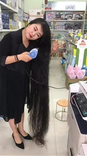 据了解,长发女子名叫乔金子,她的头发已经留了15年,每次洗头就要花费