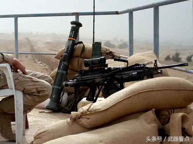 手持重机枪在伊拉克战场的美国陆军高清相片