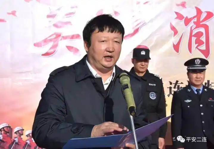 学习消防,参与消防,11月9日上午,二连浩特市公安消防大队在市恐龙广场