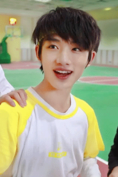 太有感染力了!丁程鑫真的是从漫画里走出来的少年吧!