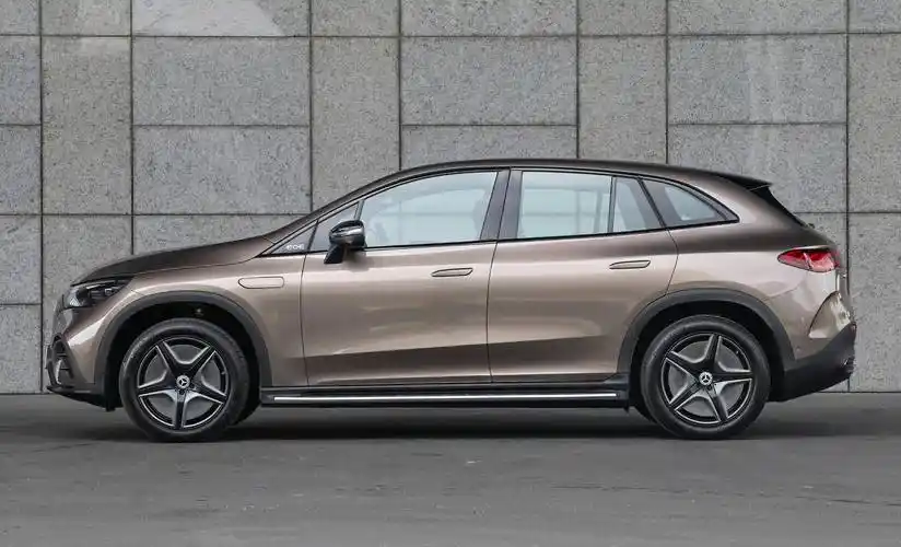 新车在外观方面,采用奔驰新能源车型的设计风格,格栅采用亮黑色材质