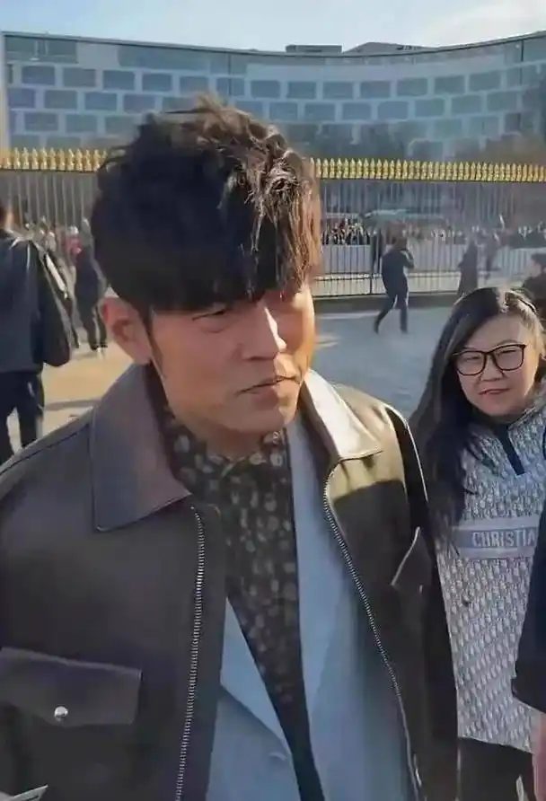 周杰伦患病严重?曝其勾搭留学生与昆凌闹掰,憔悴疲惫似拉皮失败