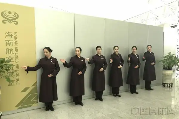 贵宾服务员进行实操训练