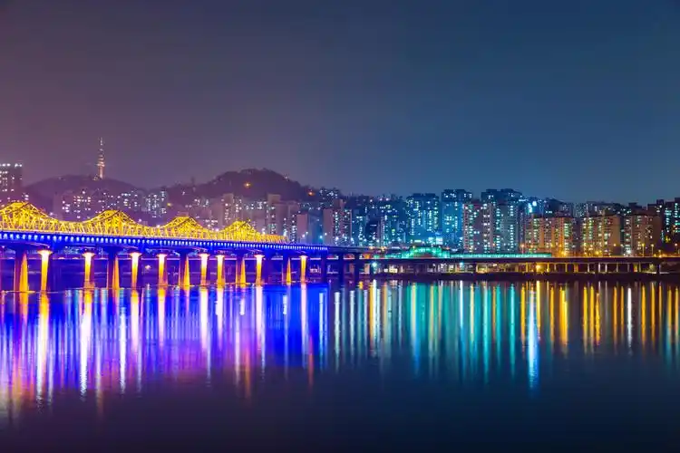 在晚上的首尔市汉江