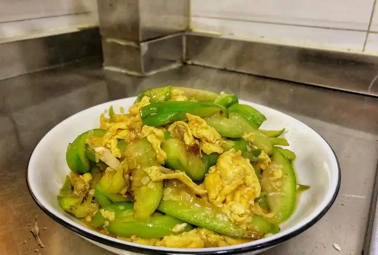 丝瓜炒鸡蛋是最家常的一种吃法,既营养又清淡,色泽清丽口味鲜美|丝瓜|
