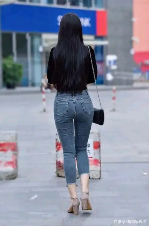 这些牛仔裤女孩背影,哪一个打动了你?经典的圆润和s型是关键