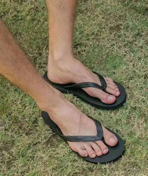 夏天爱拍的男生赤脚穿人字拖