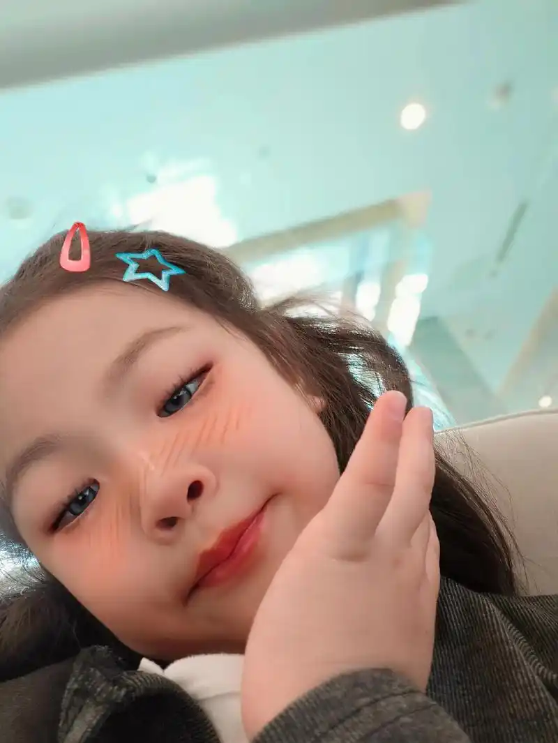 自拍的表情跟很丰富😂#古灵精怪