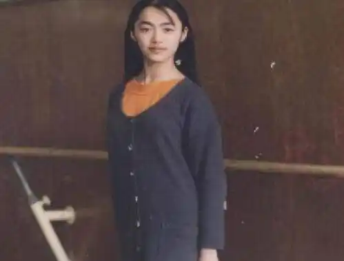 姚晨青涩旧照曝光 身材高挑温婉清纯