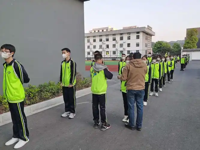 歙县育鸿学校初三年级学生有序返校复学!