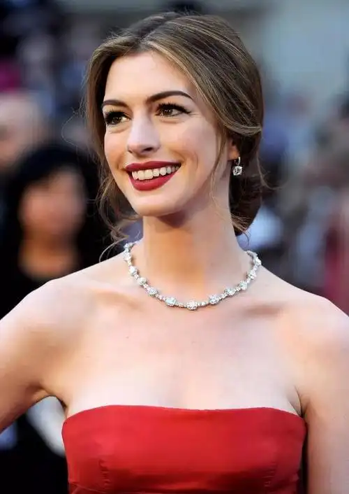 2011年,安妮·海瑟薇主持奥斯卡颁奖礼,当晚她颈上蒂芙尼的钻石项链