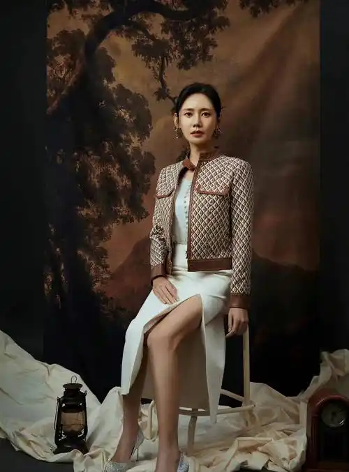 秋瓷炫新剧开播即下线,黑色小香风外套优雅知性,气质出众_身材_白色_