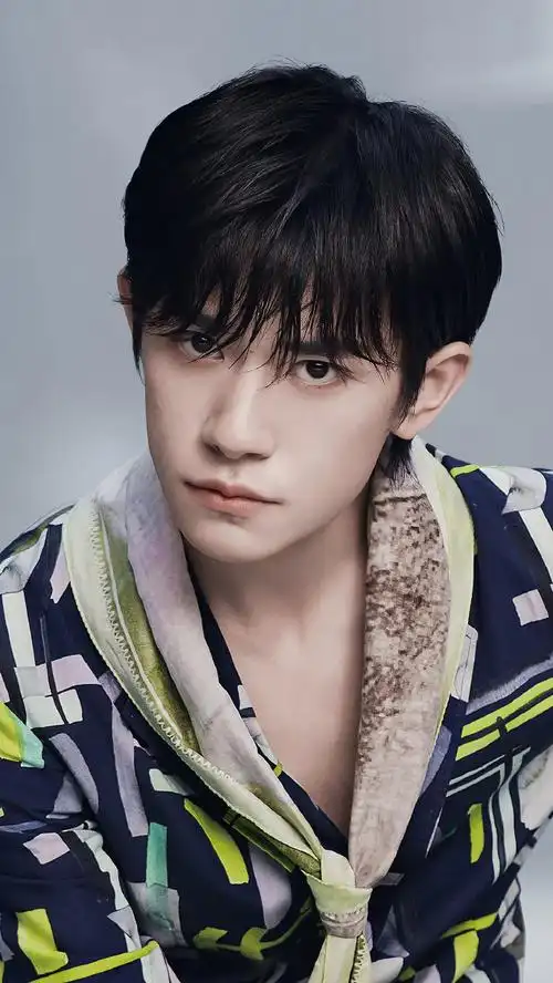 易烊千玺橙色系运动风造型##emporio armani全球代言人易烊千玺