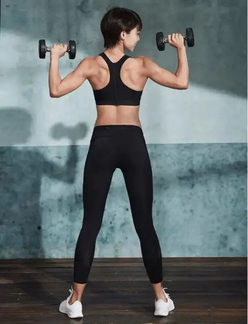 主要在在腰部和胸部外部的皮脂下,与背阔肌相关联的骨骼在骨骼,胸椎和