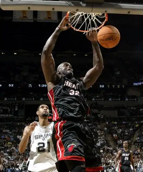 图文季前赛热火93103马刺奥尼尔扣篮无人可挡