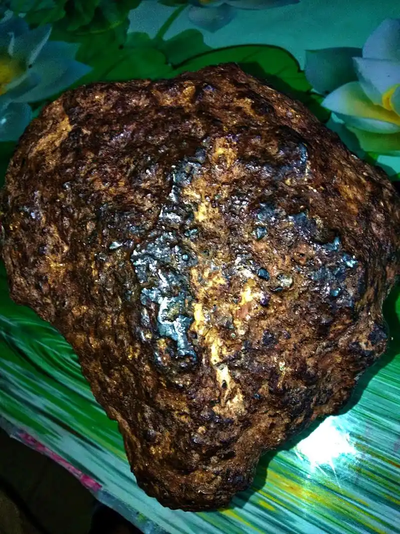 这块陨石已收获至今巳八年了,当时切割了一小粒,银色光亮,没酸洗,强磁