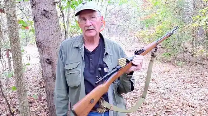 gew98式步枪拥有双排弹仓旋转后拉式枪机它的短款型是98k