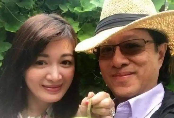 樊少皇和陈少霞分手四年后,才和贾晓晨在一起的,因此,贾晓晨不是