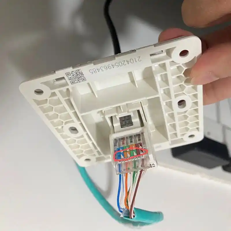 需要按照面板上的b组颜色一一对应连接,颜色必须按面板来接并非拖上