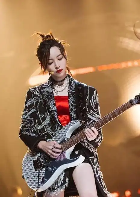 于文文演唱会现场紧身裤造型引发热议心脏的人看什么都脏