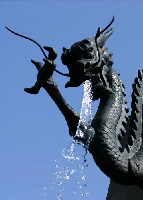 喷水的龙