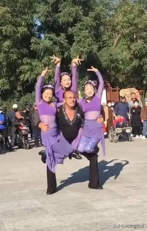 沈阳劳动公园"大爷挂大妈,钻裤裆"等舞姿惹争议,是老不正经?